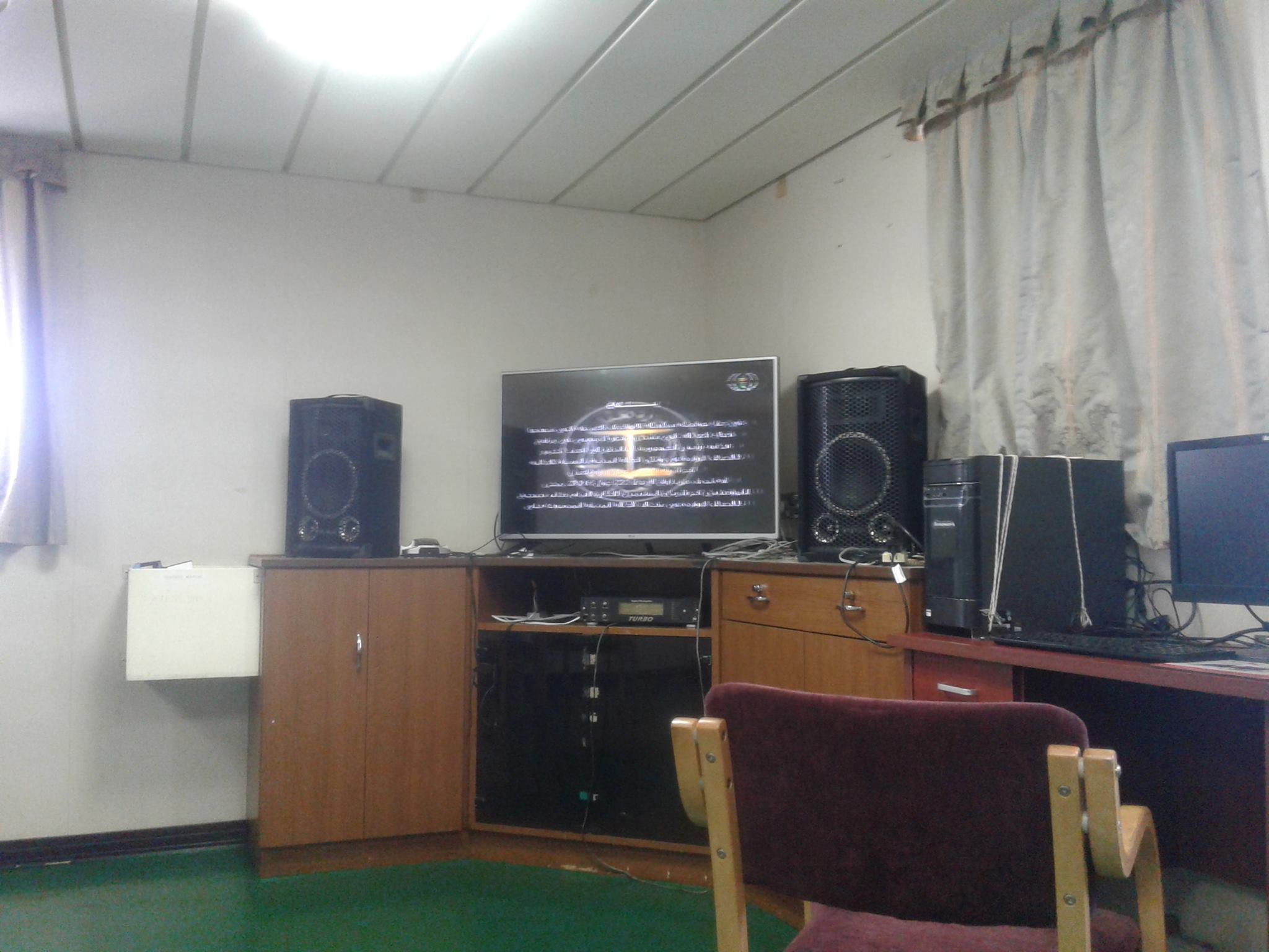 船上都有休息室,但只得一部冇信號嘅電視同一部上唔到網嘅電腦