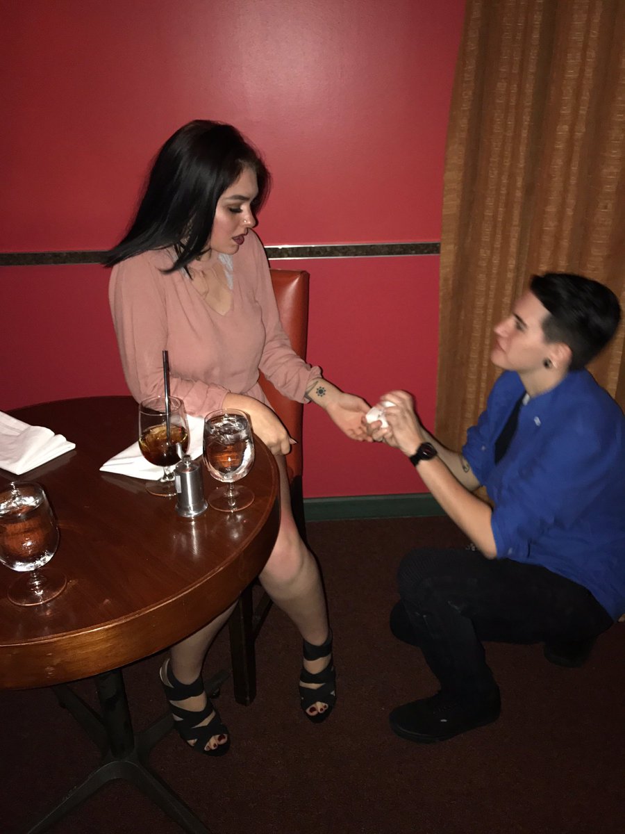 圖片來源:bathemeinnudes/twitter